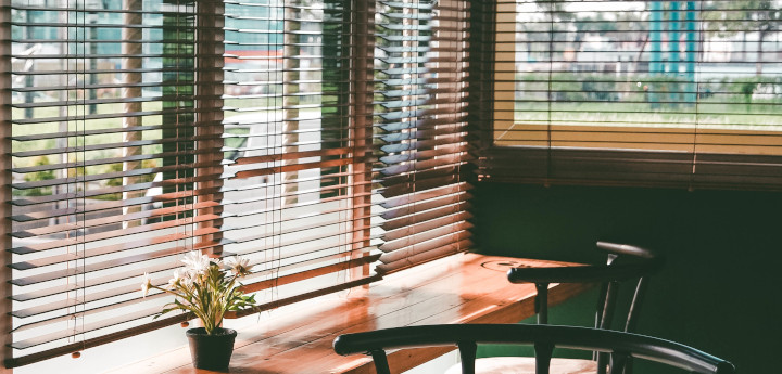 Aufgeräumtes Ambiente mit Jalousien Jalousien am Fenster eines Cafes