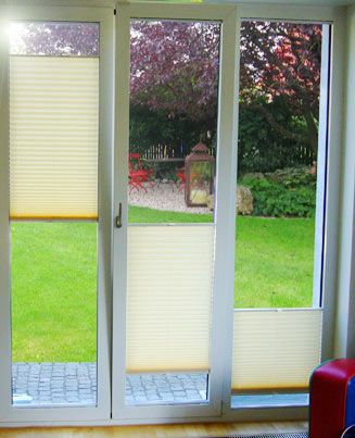Plissees am Fenster Drei Terrassen-Fenster mit beigen Plissees