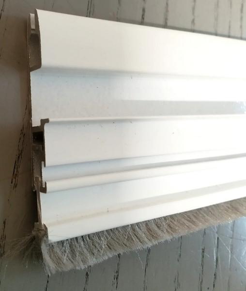 Artikelbild des Artikels “Griffleiste mit flexiblem Bürsteneinsatz für Insektenschutzrollo – komfortable Bedienung & dichter Abschluss “