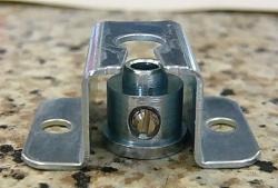 Artikelbild des Artikels “Spannbock Nr. 2 für 25 mm Jalousien – Metall mit Seilklemmschraube “