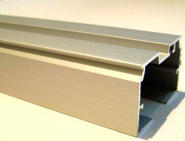Artikelbild des Artikels “Decomatic Laufschiene 127 mm – Maßanfertigung in Silber für Vertikal-Jalousien “